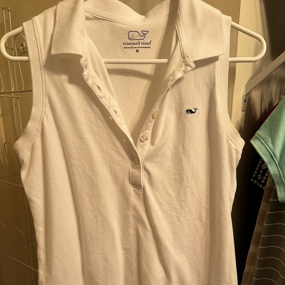 Women’s Vineyard Vines sleeveless shirt.